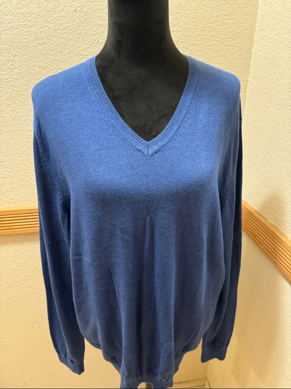 Men’s Van Heusen Navy Blue V-Neck Sweater Size L